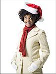 Gros plan d'une jeune femme portant un bonnet de Noël