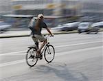 Vue arrière d'un homme monté sur un vélo