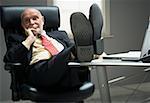 Portrait d'un homme d'affaires au repos dans un bureau