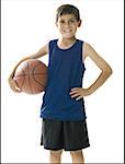 Portrait d'un garçon tenant un ballon de basket