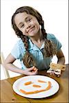 Portrait d'une jeune fille mangeant un sandwich