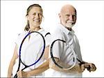 Porträt von ein altes Paar stehend mit Tennisschläger
