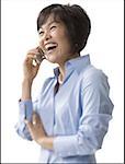 Gros plan d'une femme adulte mid parler sur un téléphone mobile