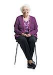 Portrait d'une femme senior assis sur une chaise