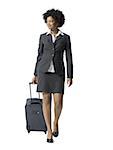 Gros plan d'une femme d'affaires à pied avec bagages