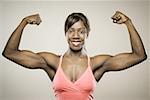 Portrait d'une jeune femme fléchir ses muscles