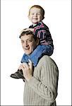 Voir le profil:: un père portant son fils sur ses épaules