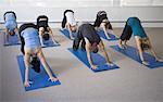 Gruppe von Menschen in einer Yogaklasse