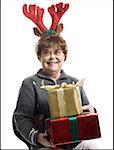 Portrait d'une femme senior holding cadeaux et souriant