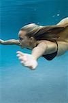 Voir le profil:: une adolescente natation