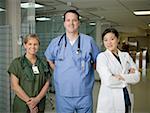 Portrait d'un médecin de sexe masculin et deux femmes médecins souriant