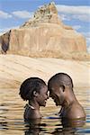 Profil von einem ständigen junges Paar in einem See