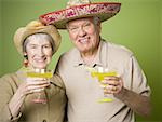 Portrait d'un couple de personnes âgées tenant des verres de jus de citron