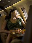 Une femme d'affaires dormir dans un avion