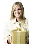 Porträt einer jungen Frau hält ein Geschenk und Lächeln