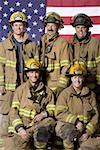 Portrait de groupe des pompiers avec drapeau américain