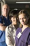 Portrait d'une femme médecin avec deux infirmières