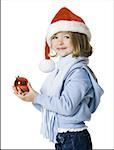 Portrait eines Mädchens holding a Christmas ball