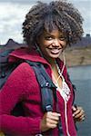 Portrait d'une jeune femme debout sur un bord de lac