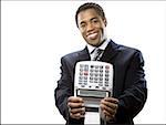 Portrait d'un homme d'affaires détenant une calculatrice avec le texte numérique « Vendre »