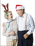 Älteres Paar tragen weihnachtsmützen
