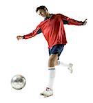 Flachwinkelansicht eines jungen Mannes mit einem Fußball zu spielen