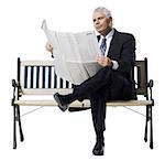 Homme assis sur un banc de lecture de journal