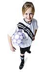 Vue grand angle d'une jeune fille tenant un ballon de soccer