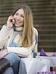 Gros plan d'une jeune femme parlant sur un téléphone mobile