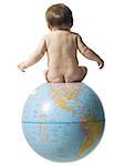 Rückansicht des nackten Babysitting auf Globus