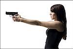 Femme violente avec une arme de poing