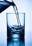 Wasser in ein Glas gegossen