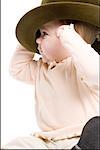 Gros plan d'un bébé portant un chapeau