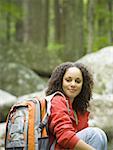 Portrait d'une jeune femme portant un sac et souriant