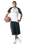 Porträt eines jungen Mannes, hält einen basketball