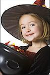 Portrait d'une jeune fille tenant un bol de bonbons