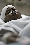Gros plan d'un adolescent allongé dans un lit d'hôpital