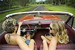 Erhöhte Ansicht von zwei jungen Frauen in einem Auto