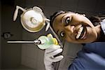 Dental Hygienist mit Spritze dramatische Winkel