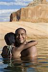 Junges Paar in einem See umarmen