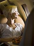 Une femme d'affaires par une fenêtre de l'avion