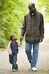 Vater mit seinem Sohn im freien spazieren