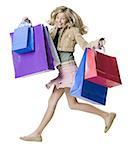 Portrait eines Mädchens holding Einkaufstaschen und springen