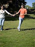 Teenager paar Hand in Hand laufen im park