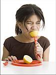 Gros plan d'une jeune fille mangeant un citron