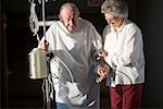Senior Woman hilft einen Alter Mann zu Fuß