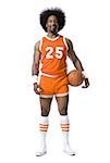 Joueur de basket-ball avec une coupe afro orange uniforme