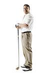 Profil d'un homme adult moyen tenant un bâton de golf