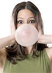 Portrait d'une jeune femme soufflant de bubble-gum