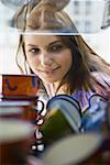 Jeune femme regardant une vitrine de magasin